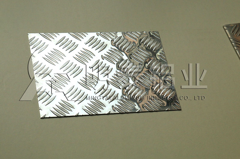 3003樓梯防滑花紋鋁板廠家價(jià)格 3003樓梯防滑花紋鋁板廠家價(jià)格