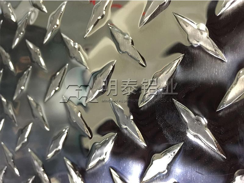 車廂用花紋鋁板合金規(guī)格有哪些？不同花紋板價(jià)格不同